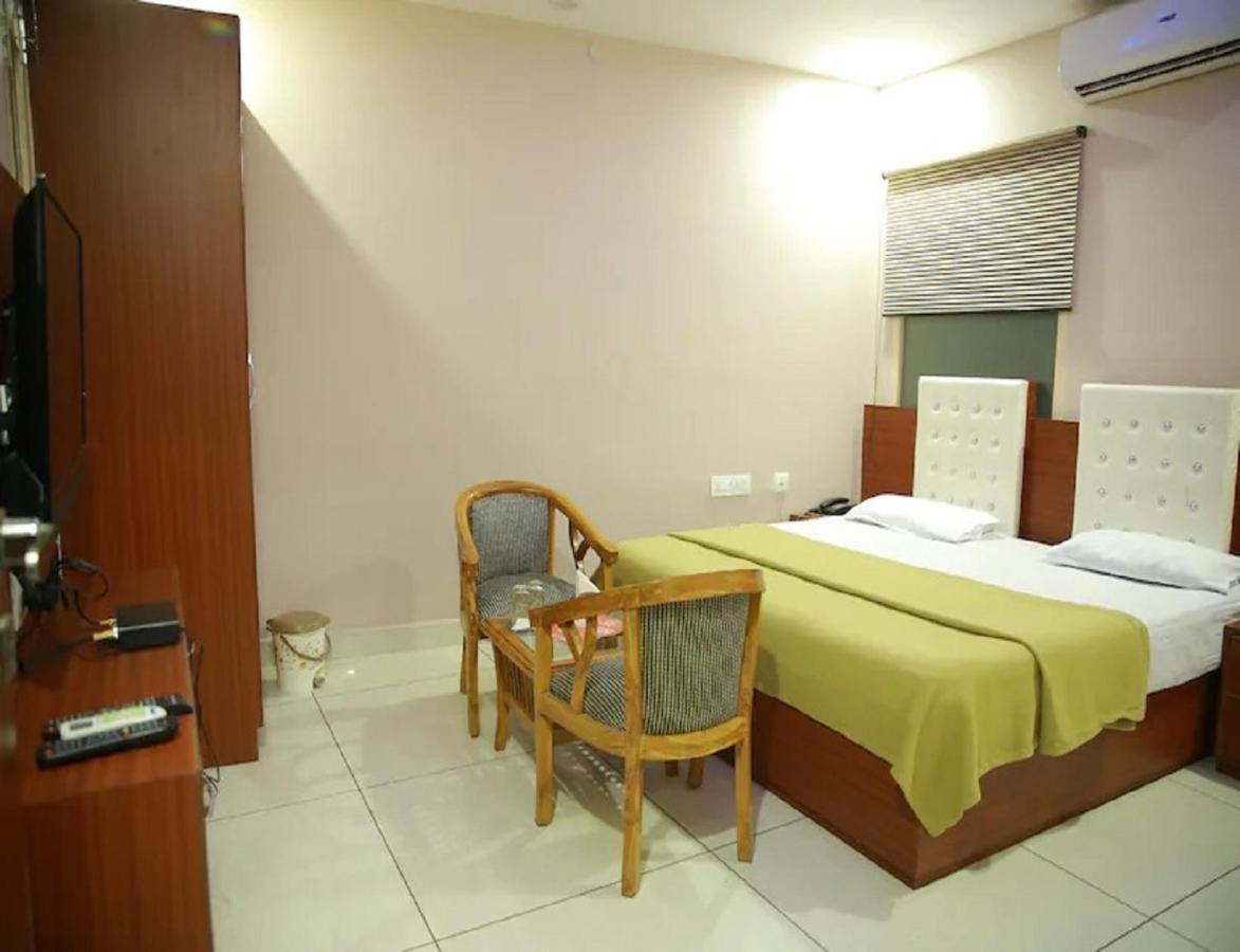 Hotel Kings, Rohtak Zewnętrze zdjęcie